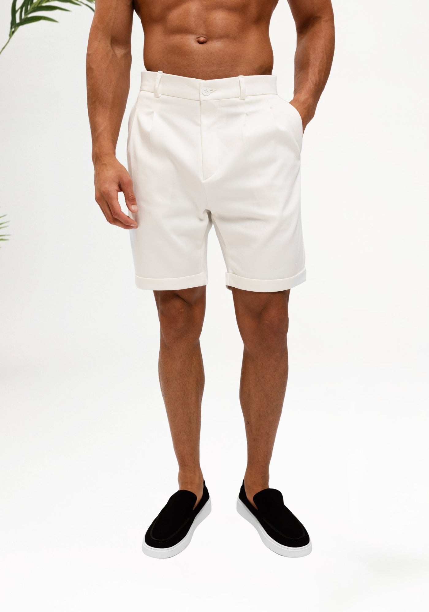 Cotton District CASUAL CLUB PLEATED CHINO SHORTS Shorts OFF WHITE
