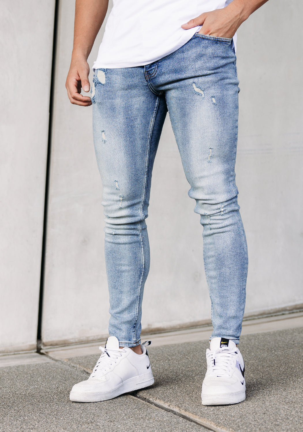 Cotton District TAPERED FIT JEANS MID BLUE RIPPED