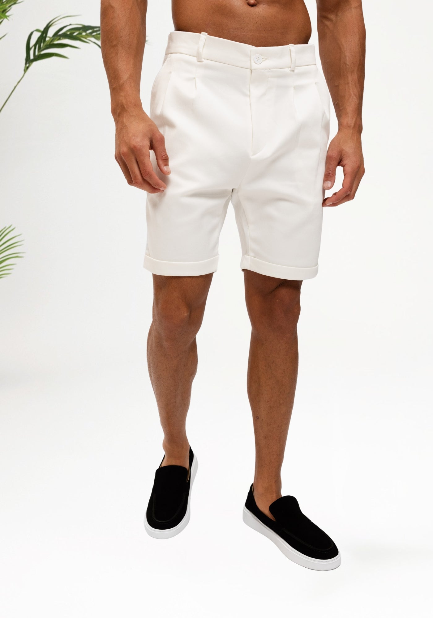 Cotton District CASUAL CLUB PLEATED CHINO SHORTS Shorts OFF WHITE