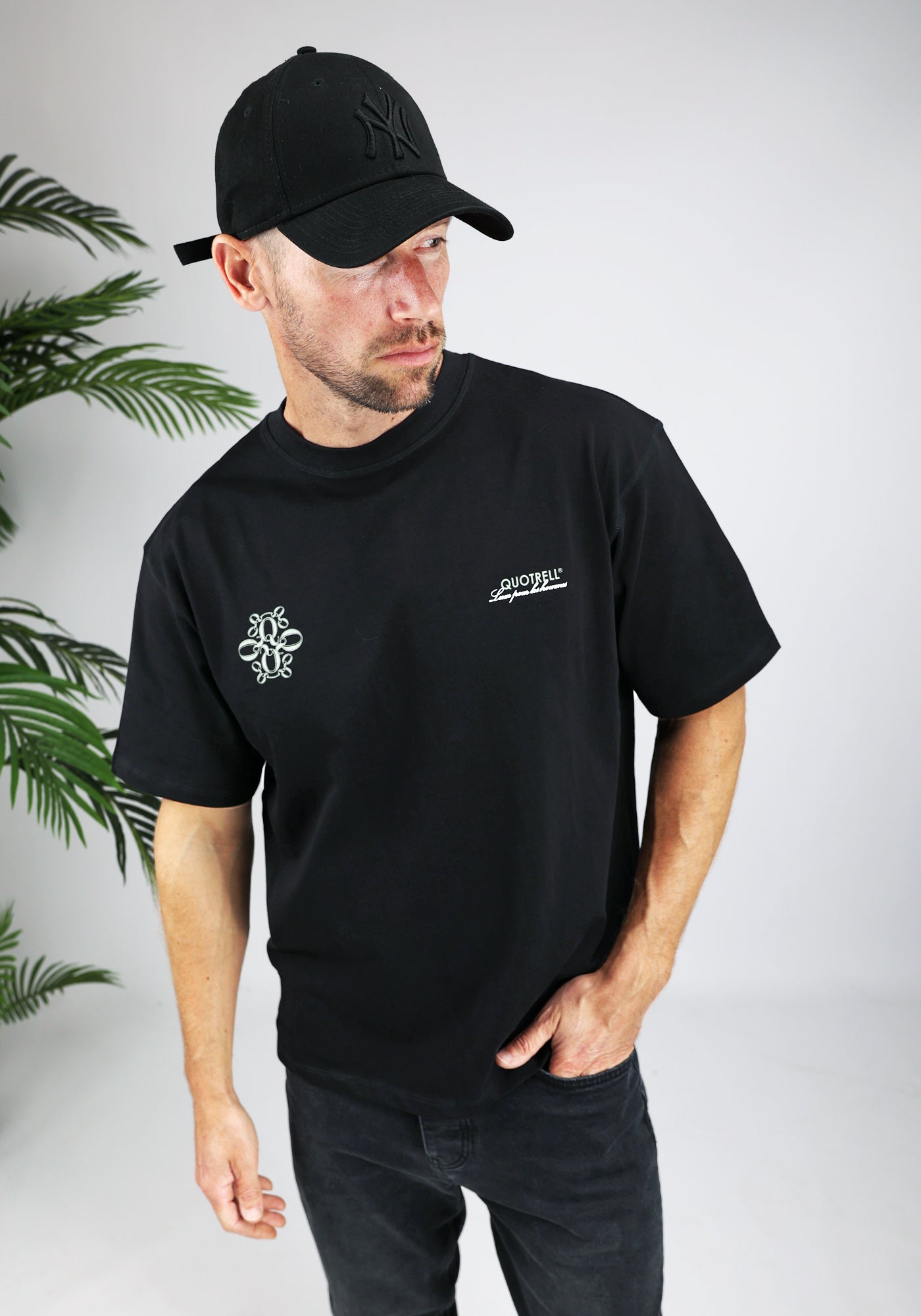 Cotton District QUOTRELL INSIGNIA T-SHIRT  BLACK