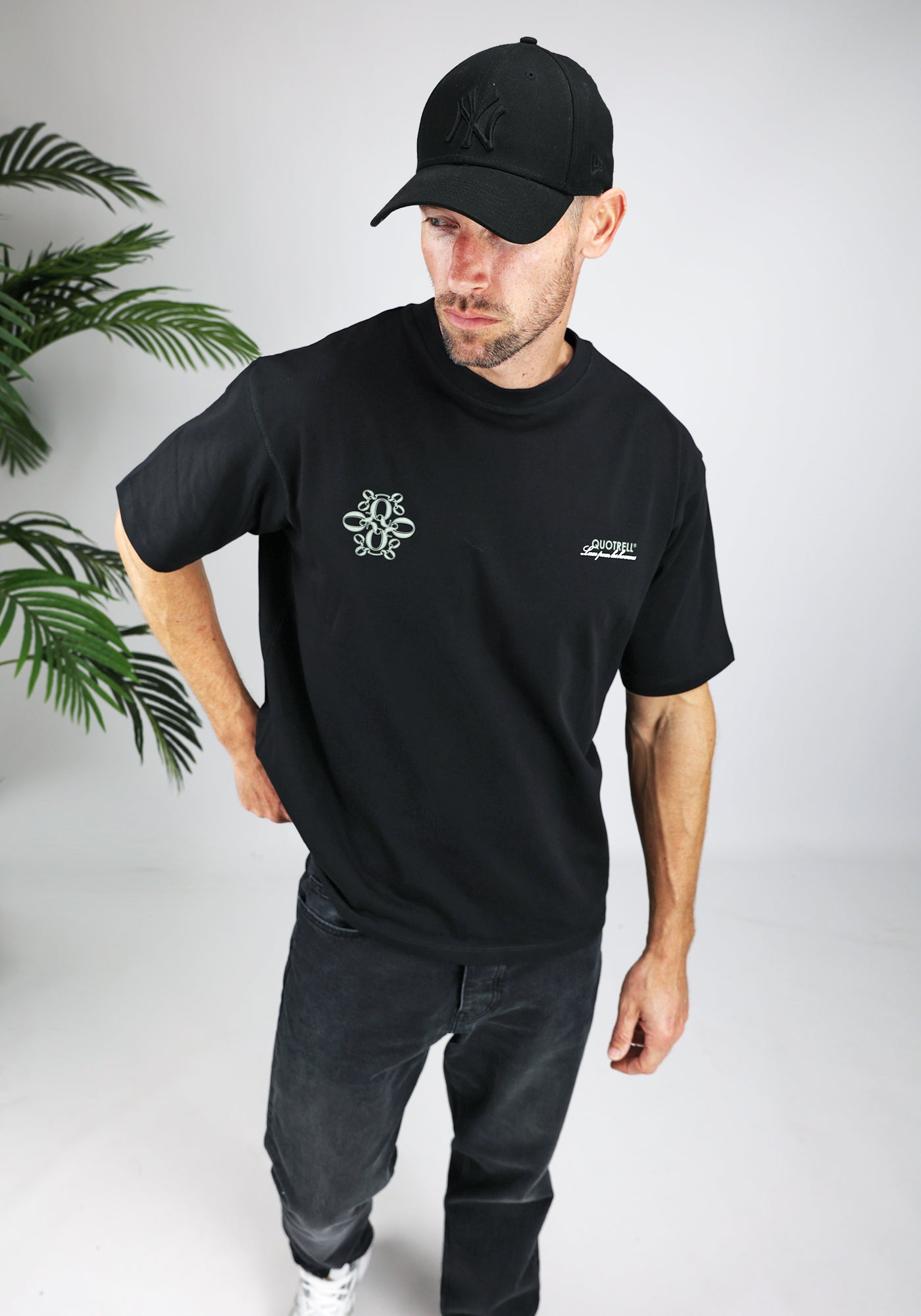 Cotton District QUOTRELL INSIGNIA T-SHIRT  BLACK